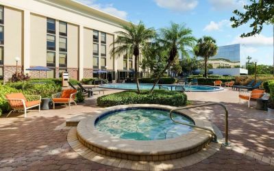 Hot tub beside the pool at Hampton Inn By Hilton Fort Lauderdale-Cypress Creek.