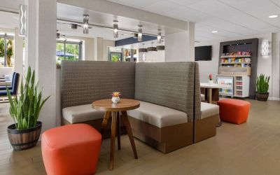 Lobby and coworking lounge at Hampton Inn By Hilton Fort Lauderdale-Cypress Creek.
