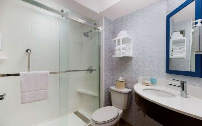 Guest bathroom with shower at Hampton Inn By Hilton Fort Lauderdale-Cypress Creek.