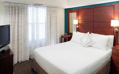 Day use room with natural light at Residence Inn Kansas City Overland Park.