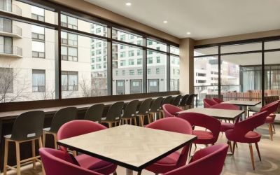 Dining area perfect for coworking at Home2 Suites By Hilton Chicago River North.
