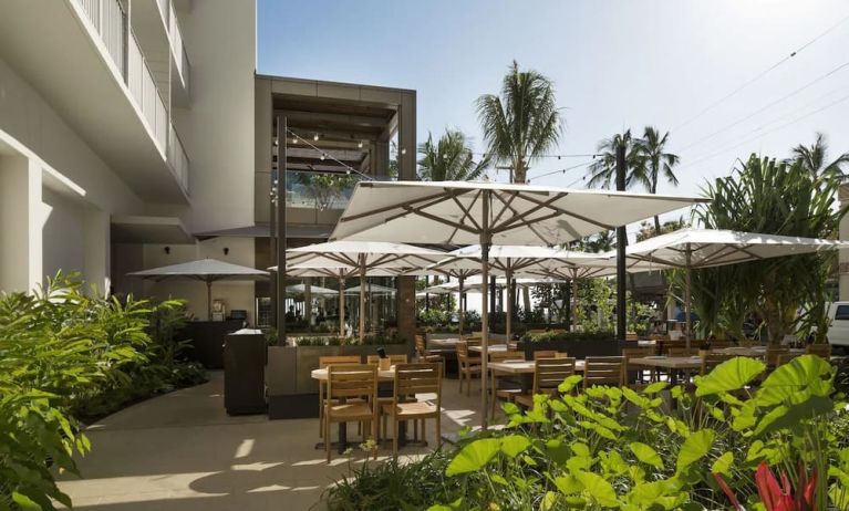 Alfresco dining perfect for coworking at Alohilani Resort Waikiki Beach.