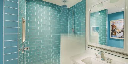 Guest bathroom with shower at Margaritaville Resort Times Square.