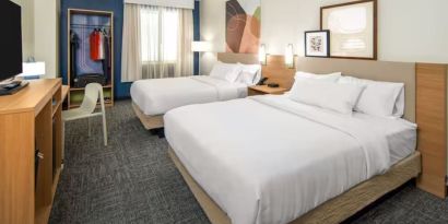 Day room with queen beds at Spark By Hilton Kannapolis.