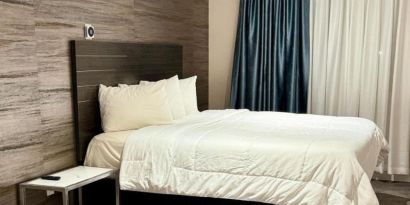 Day use king room with AC at Rose Hotel, Bronx.