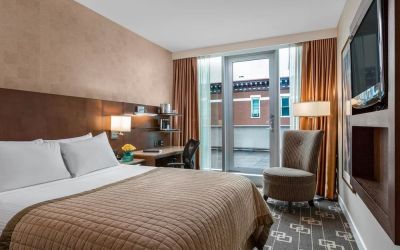 Romantic king room at Wyndham Garden Chinatown NYC.