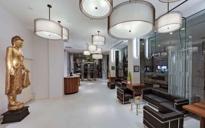 Lobby seating at Wyndham Garden Chinatown NYC.