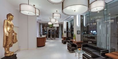 Lobby seating at Wyndham Garden Chinatown NYC.