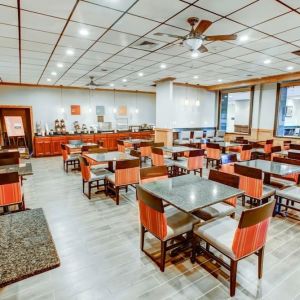 Dining area perfect for coworking at Comfort Inn & Suites Triadelphia.