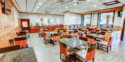Dining area perfect for coworking at Comfort Inn & Suites Triadelphia.