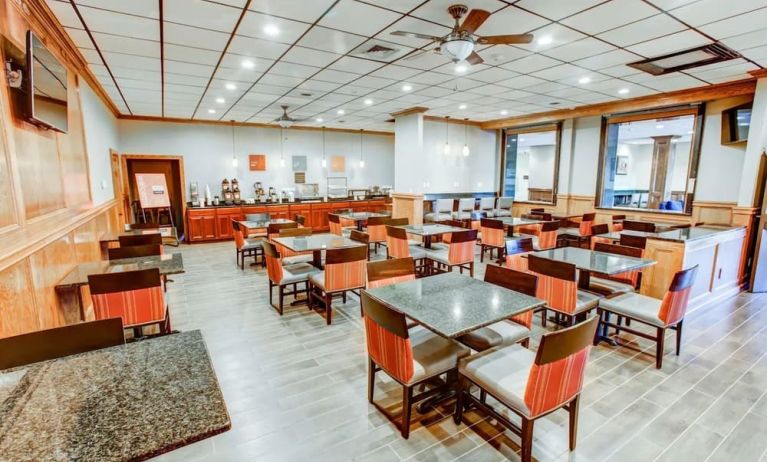 Dining area perfect for coworking at Comfort Inn & Suites Triadelphia.