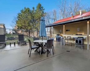 Grill and picnic area at Comfort Inn & Suites Triadelphia.