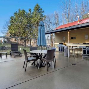 Grill and picnic area at Comfort Inn & Suites Triadelphia.