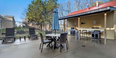 Grill and picnic area at Comfort Inn & Suites Triadelphia.