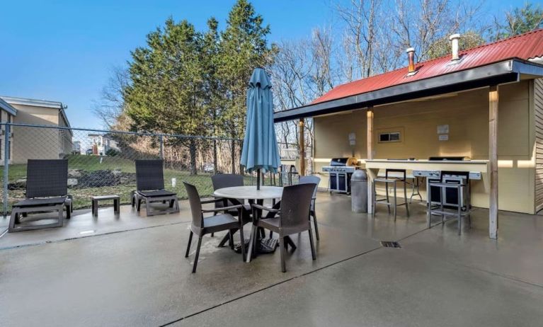 Grill and picnic area at Comfort Inn & Suites Triadelphia.