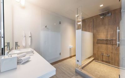 Guest bathroom with shower at The Envoy Hotel, Autograph Collection.
