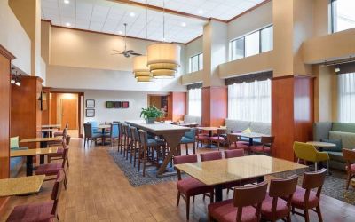 Breakfast area perfect for coworking at Hampton Inn & Suites Providence/Smithfield.
