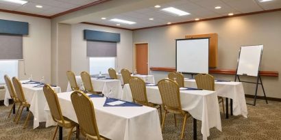 Meeting room at Hampton Inn & Suites Providence/Smithfield.