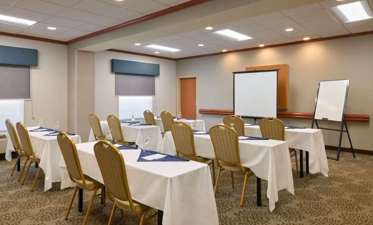 Meeting room at Hampton Inn & Suites Providence/Smithfield.