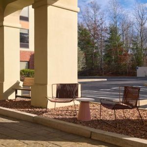 Outdoor seats at Hampton Inn & Suites Providence/Smithfield.