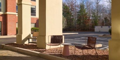 Outdoor seats at Hampton Inn & Suites Providence/Smithfield.