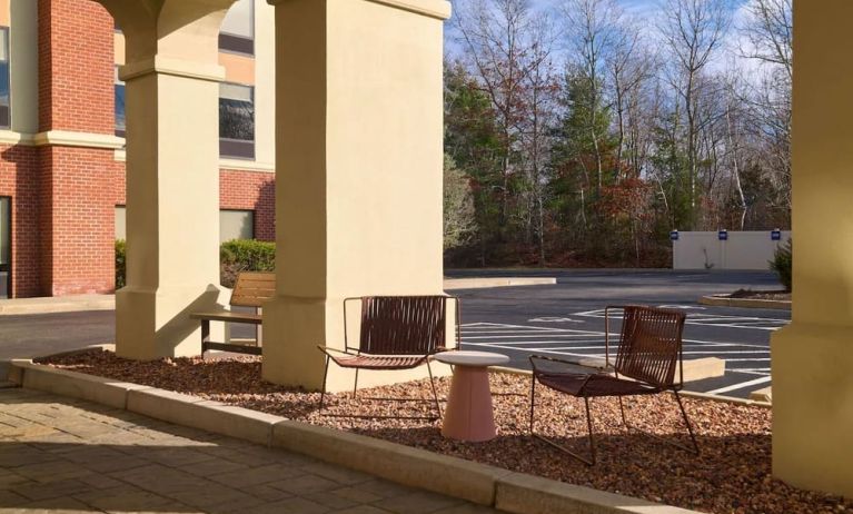 Outdoor seats at Hampton Inn & Suites Providence/Smithfield.