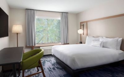 Day use room with work desk at Fairfield Inn & Suites By Marriott Kenosha Pleasant Prairie.