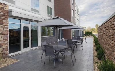 Outdoor seats perfect for coworking at Fairfield Inn & Suites By Marriott Kenosha Pleasant Prairie.