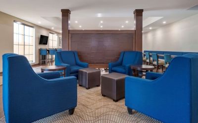 Lobby and coworking lounge at Comfort Inn & Suites Mankato.