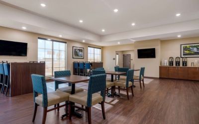 Breakfast area perfect for coworking at Comfort Inn & Suites Mankato.