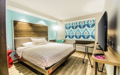 Spacious, king sized bed with workdesk and TV at Tru By Hilton Bowling Green.