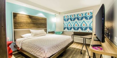 Spacious, king sized bed with workdesk and TV at Tru By Hilton Bowling Green.