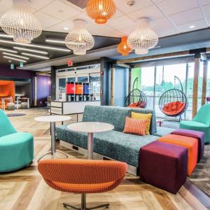 Lobby and coworking lounge at Tru By Hilton Bowling Green.