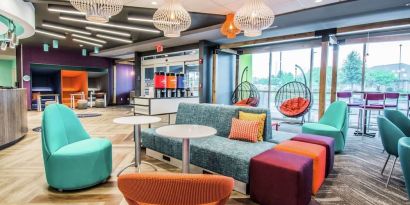 Lobby and coworking lounge at Tru By Hilton Bowling Green.