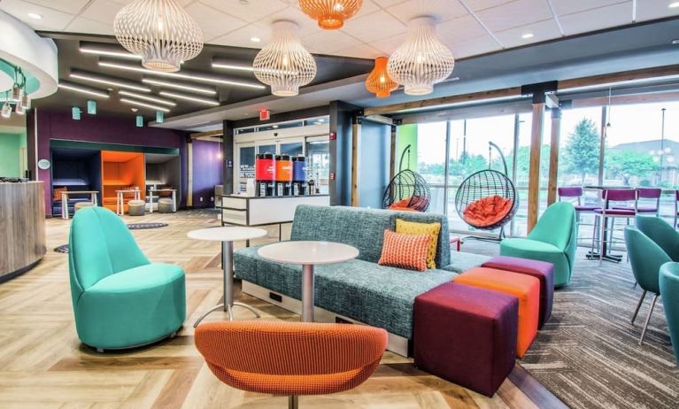 Lobby and coworking lounge at Tru By Hilton Bowling Green.