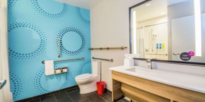 Guest bathroom with shower at Tru By Hilton Bowling Green.