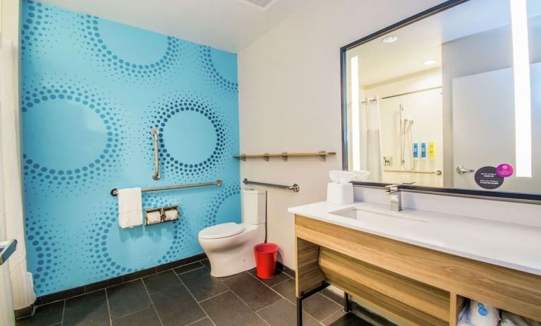 Guest bathroom with shower at Tru By Hilton Bowling Green.