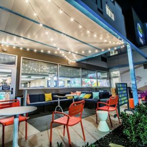 Outdoor seats at Tru By Hilton Bowling Green.