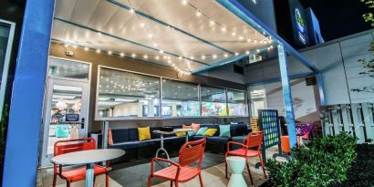 Outdoor seats at Tru By Hilton Bowling Green.