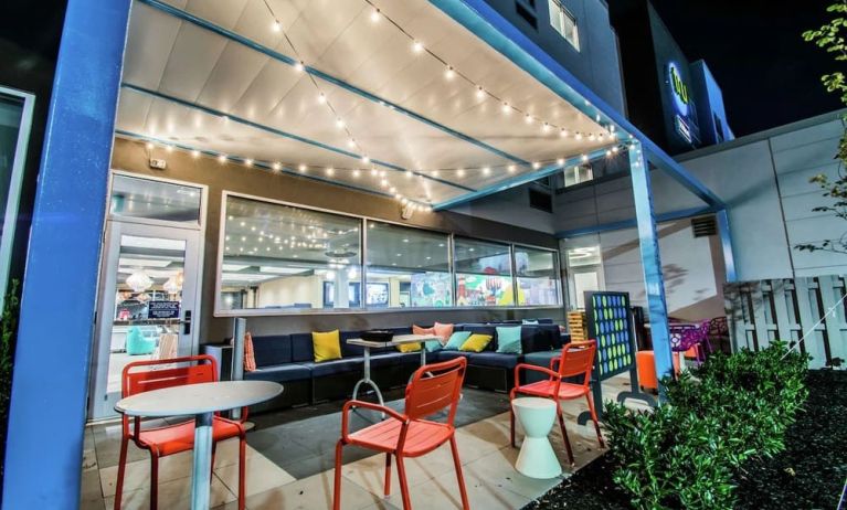Outdoor seats at Tru By Hilton Bowling Green.