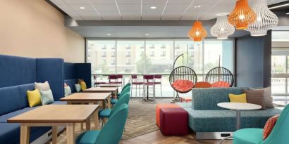 Dining and lobby area at Tru By Hilton Wichita Northeast.
