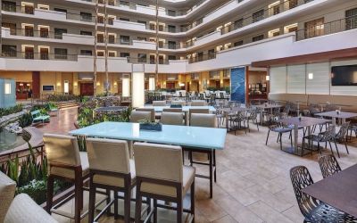 Dining area at Embassy Suites By Hilton San Diego-La Jolla.