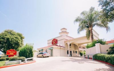 Hotel entrance at Palace Inn Beltway 8 & Bissonnet.