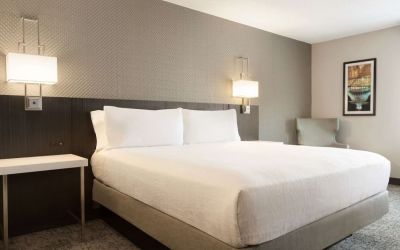 King bed at Hilton Garden Inn Washington DC Downtown.