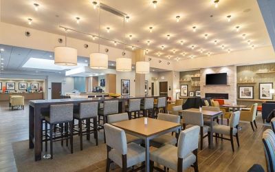 Dining and coworking area at Hampton Inn Chicago North/Loyola Station.