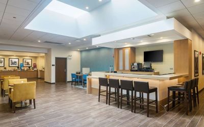 Hotel bar at Hampton Inn Chicago North/Loyola Station.