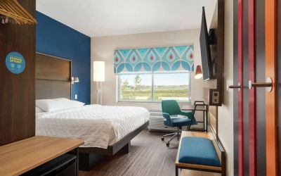 King sized bed with TV and work area at Tru By Hilton Milwaukee Brookfield.