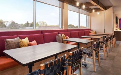 Dining area perfect for coworking at Tru By Hilton Milwaukee Brookfield.