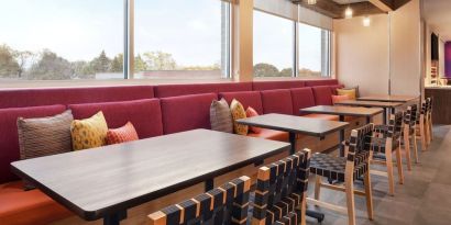 Dining area perfect for coworking at Tru By Hilton Milwaukee Brookfield.