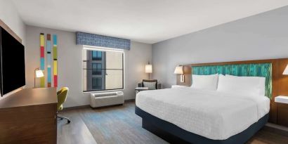Day use room with work desk at Hampton Inn & Suites Phoenix/Gilbert.
